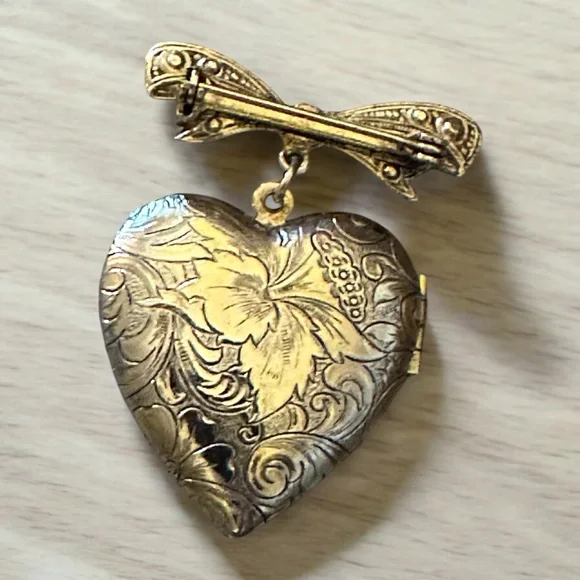 1928 Jewelry Brooch Gold Heart Locket from 1980’s - Picture 3 of 3
